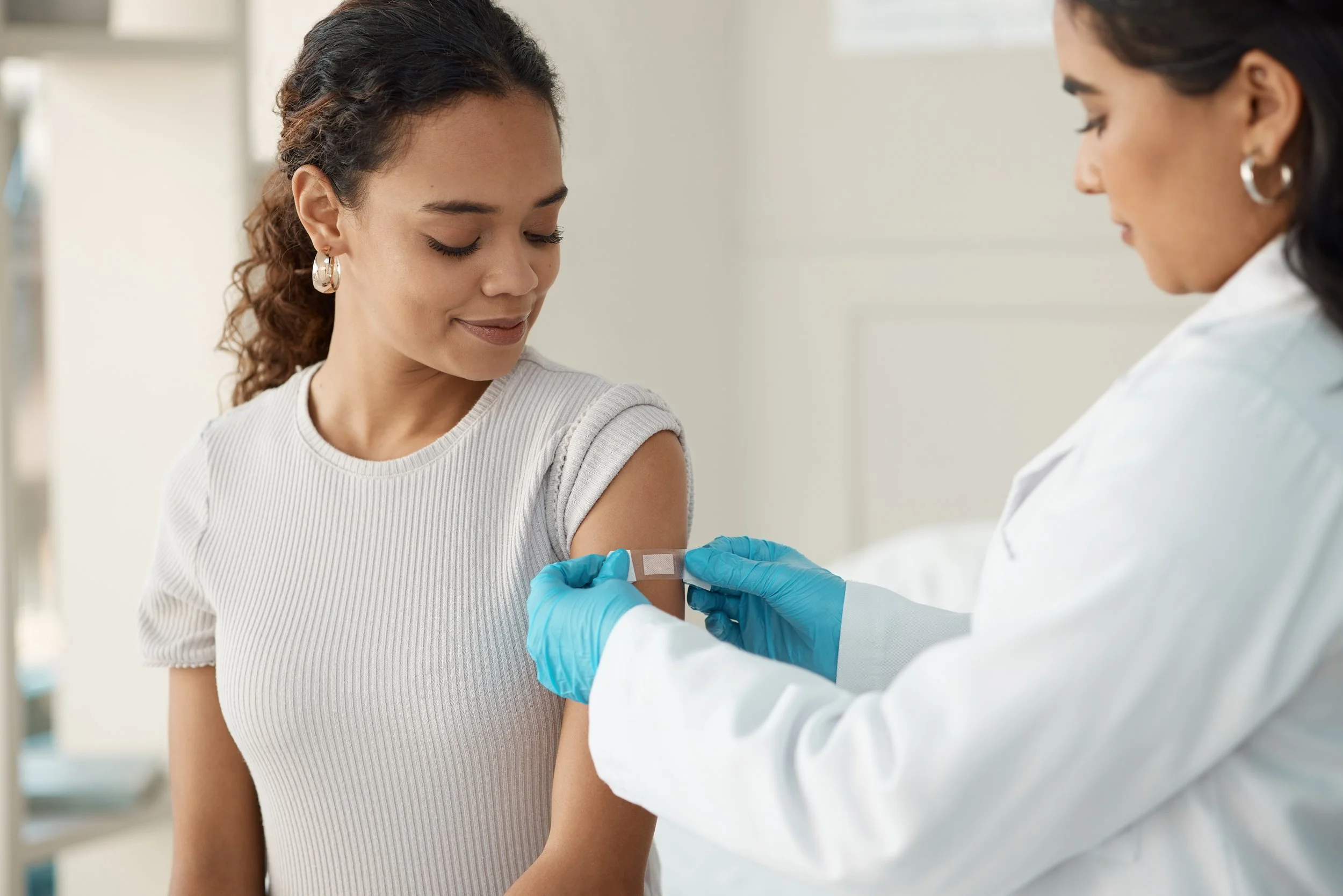 Femme et médecin après une vaccination
